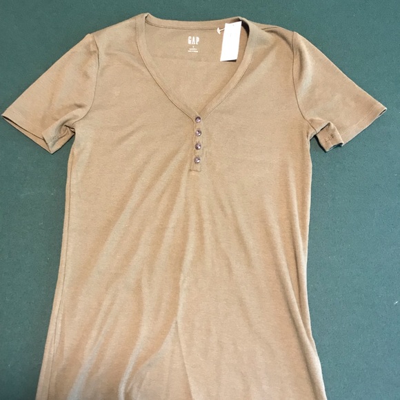 Green new gap t-shirt. - Picture 3 of 4